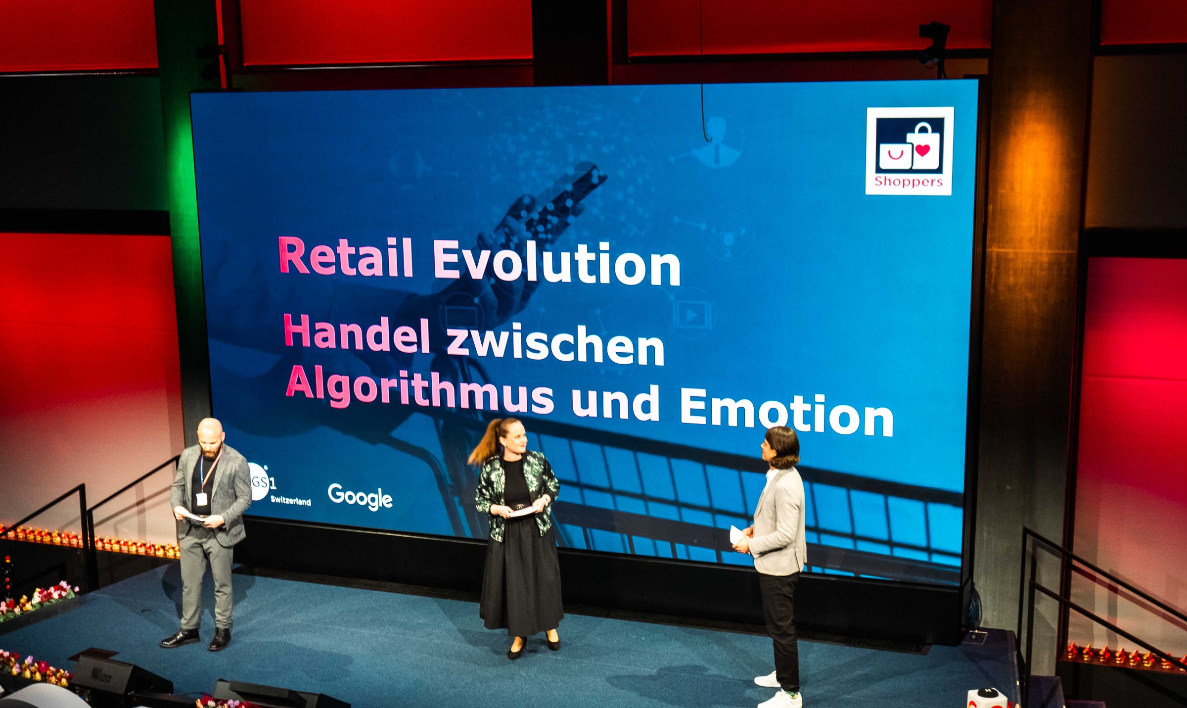 Hosts on Stage beim Retail & Shopper Forum 2025